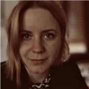 Tecnologa alimentare impartisce lezioni di chimica organica